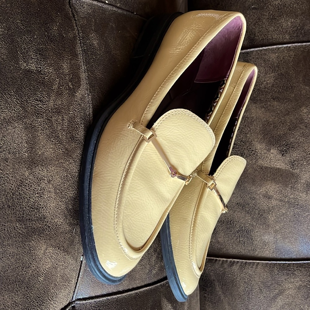 Sarto butter yellow loafers on trend this season! NWOT size 9